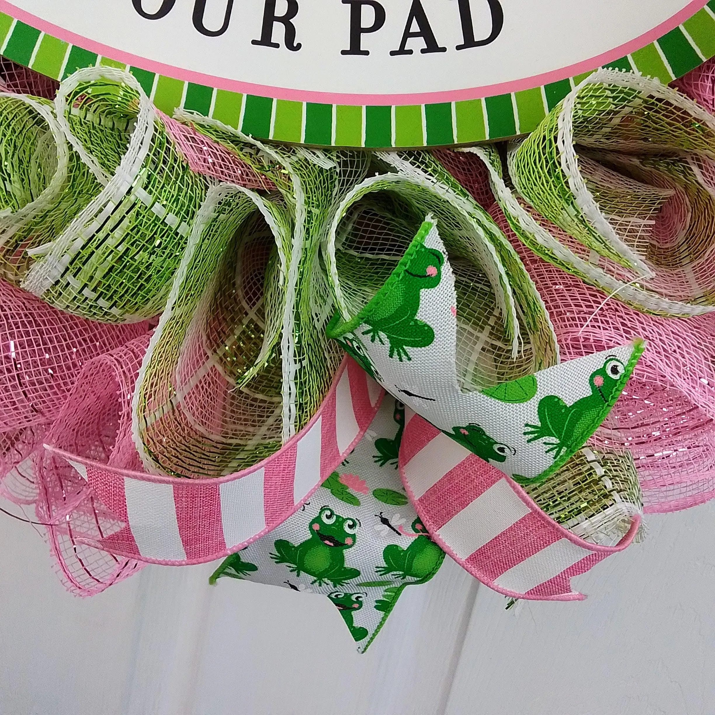 Welcome to our Pad Frog Wreath - Spring Summer Front Door Decor - Green Pink White